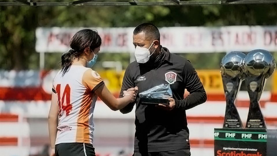 Brenda Elizabeth Rodríguez Gutiérrez al momento de recibir el trofeo de máxima goleadora de la Liga Nacional Femenil Amateur Scotiabank.