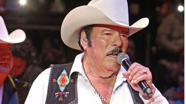 Lo hace de nuevo, Lalo Mora vuelve a tocar a una fan VIDEO