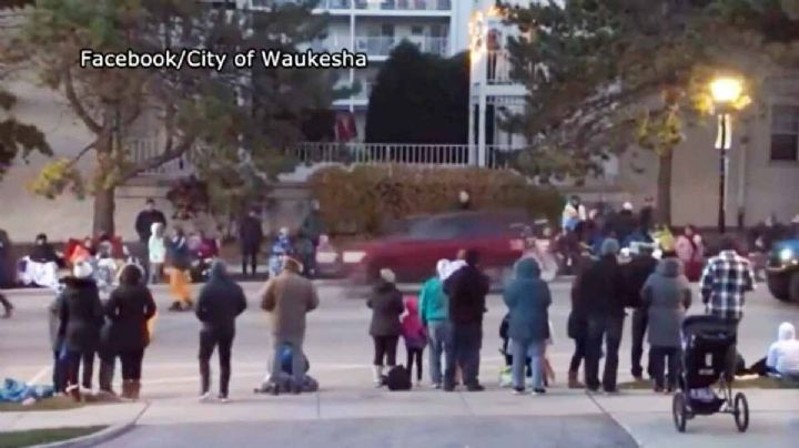 VIDEOS: Veloz auto atropella a integrantes de un desfile navideño: hay muertos y heridos