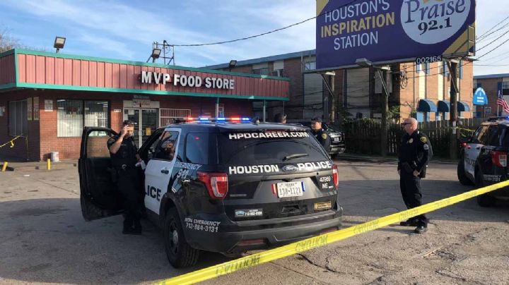 Enfurece contra máquina de apuestas y le prende fuego: otra clienta balea a la mujer