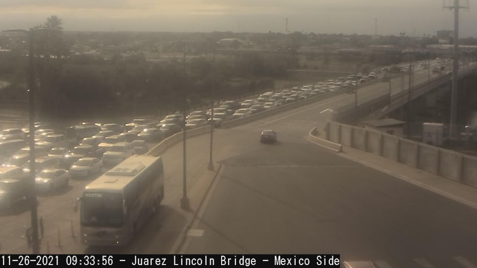 En el Puente I no hay fila de carros, pero sí de peatones.