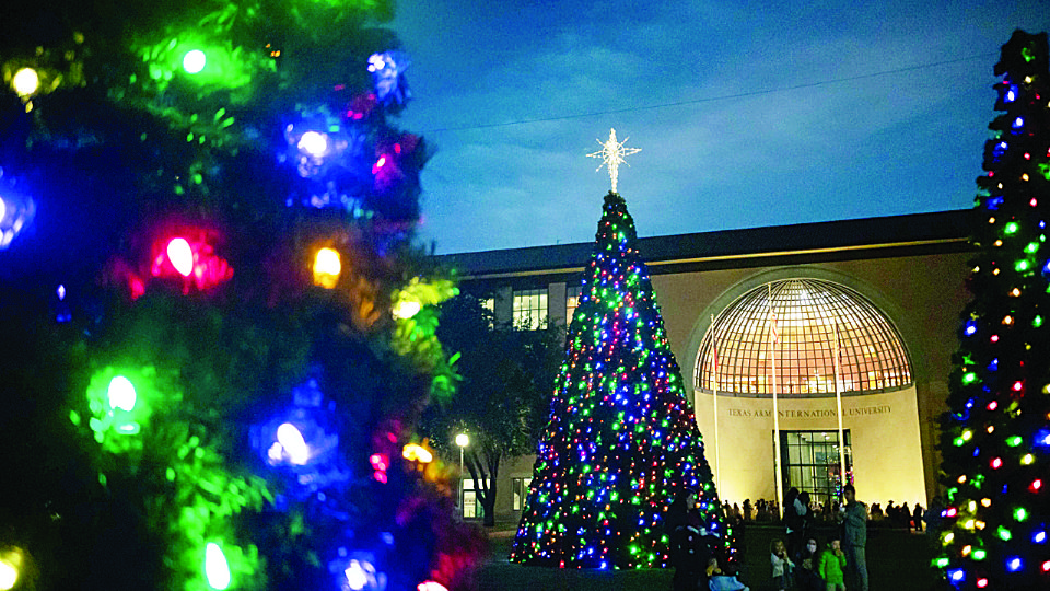 El campus de la universidad de TAMIU ya luce un escenario navideño ideal para fotos.