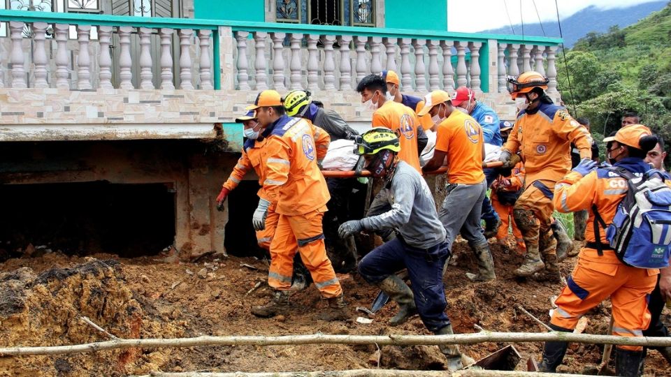 Los equipos de rescate continúan en la zona en búsqueda de más sobrevivientes