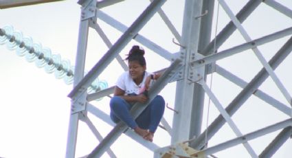 Mujer sube a una torre de luz y acusa a su marido de ofrecerla en ritual satánico