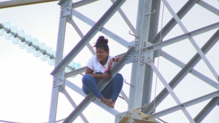 Mujer sube a una torre de luz y acusa a su marido de ofrecerla en ritual satánico
