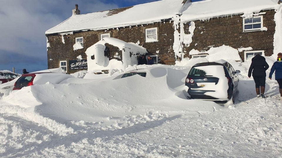 Todos los comensales disfrutaron de su encierro bajo la nieve, acompañados de mucha cerveza y sana convivencia