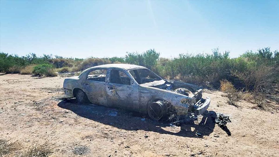 Grandes llamas surgieron del vehículo quemado por los militares