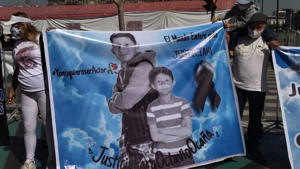 Familiares y amigos marchan en la Ciudad de México para pedir justicia sobre la muerte del joven.