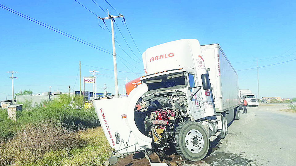 El tráiler le pegó al vehículo en la vía.