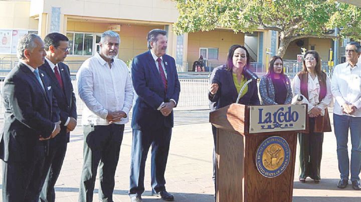 Dan bienvenida a los visitantes tras reapertura de frontera México - Estados Unidos