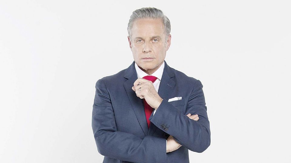 Junto al histrión, la novela es protagonizada por Mayrín Villanueva y Marcus Ornellas.