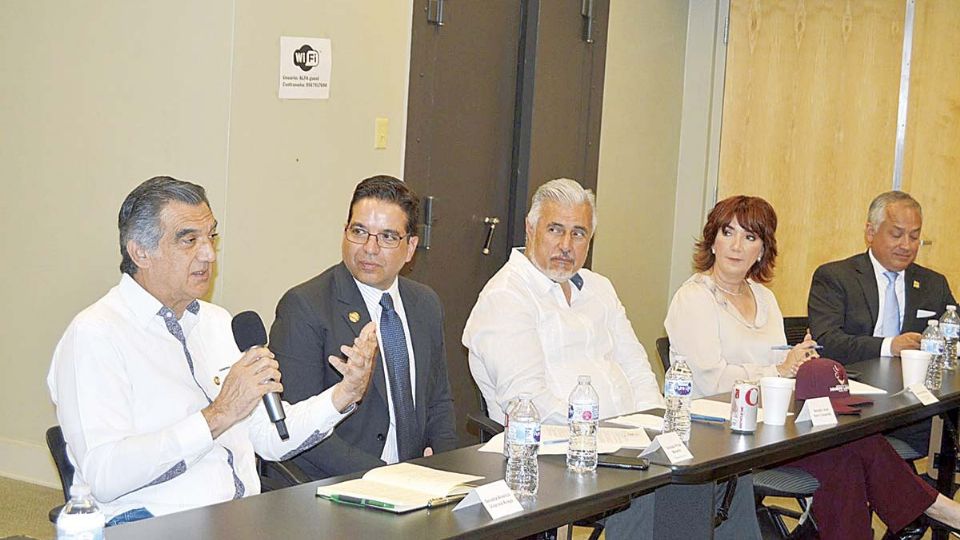 Los senadores de México Américo Villarreal y José Narro estuvieron en Laredo.