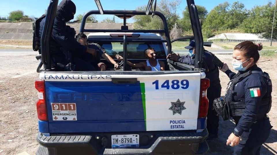 A los sorprendidos ciudadanos se les arrestó por contaminar.