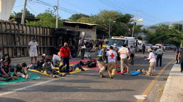 Operador se dio a la fuga tras volcadura de camión de migrantes en Chiapas