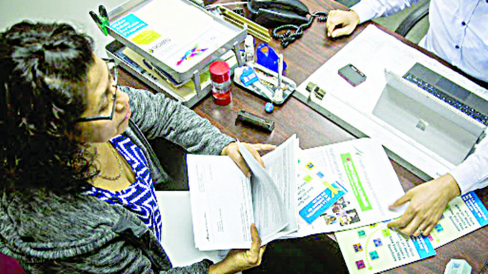 Las personas deben seleccionar un seguro de cobertura médica antes del 15 de diciembre.