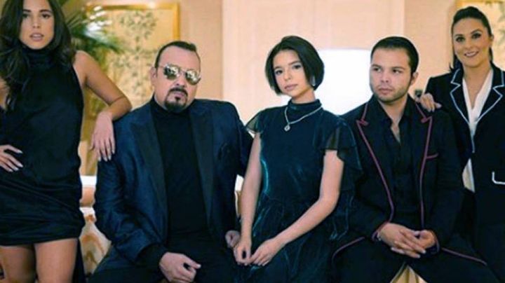 La dinastía Aguilar hacen guardia de honor junto al cuerpo de Vicente Fernández