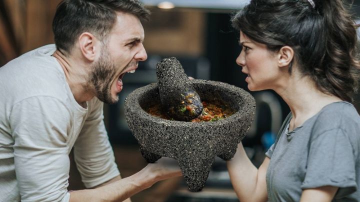 Hombre que maltrataba a sus hijos es agarrado a "Molcajetazos" por su mujer; termina en el hospital