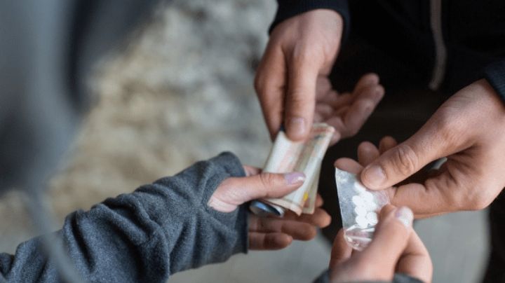 Niña de 7 años preparaba dosis de narcóticos para venta; Su madre y abuela le enseñaron el negocio