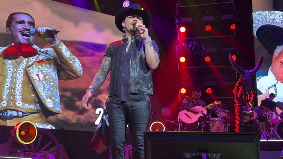 El concierto comenzó con canciones emblemáticas del Rey de las Rancheras