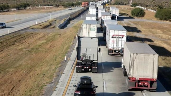 Causan obras filas de 20 kilómetros en Carretera Monterrey- Nuevo Laredo (Video)