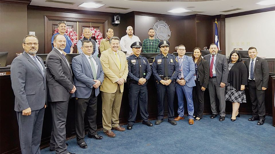 El oficial Carlos I. Velásquez fue homenajeado por el cabildo por salvarle la vida a una rehén.