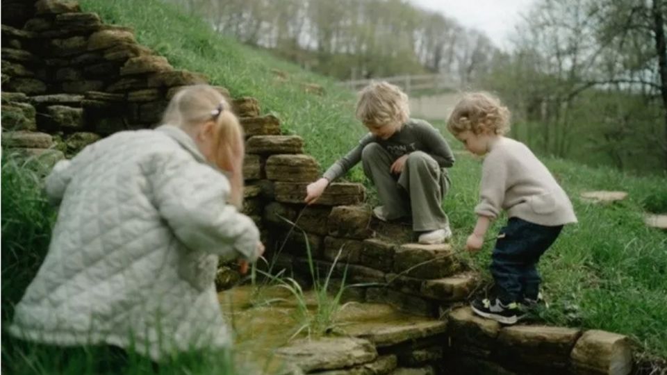 Con una canción de por medio, se instruye al niño a que cuente lo que guarda.