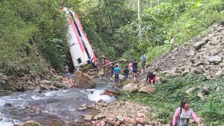 FOTOS: Autobús cae por un precipicio en la Amazonía; van 12 muertos