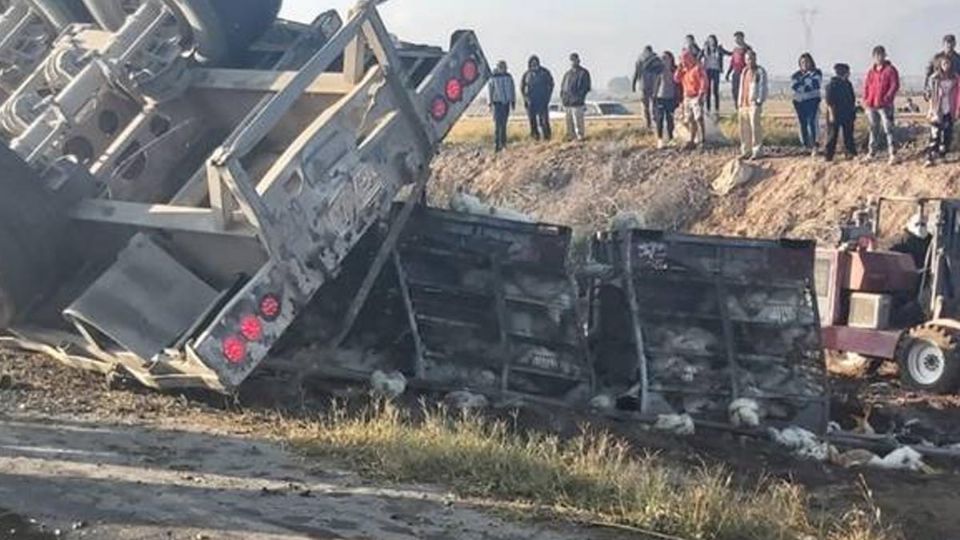 El conductor del tráiler resulto con leves lesiones, por lo que no fue necesario llevarlo a algún hospital