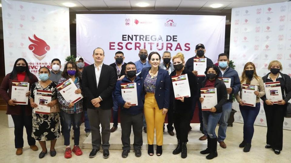 La entrega de las primeras 14 escrituras se realizó ayer en la sala de Cabildo