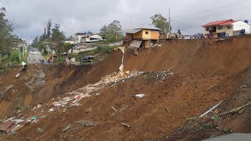 El hundimiento destruyó al menos 115 metros de vía además de las casas