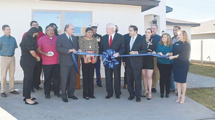 Familia de héroe laredense David Lee Espinoza, recibe un hogar