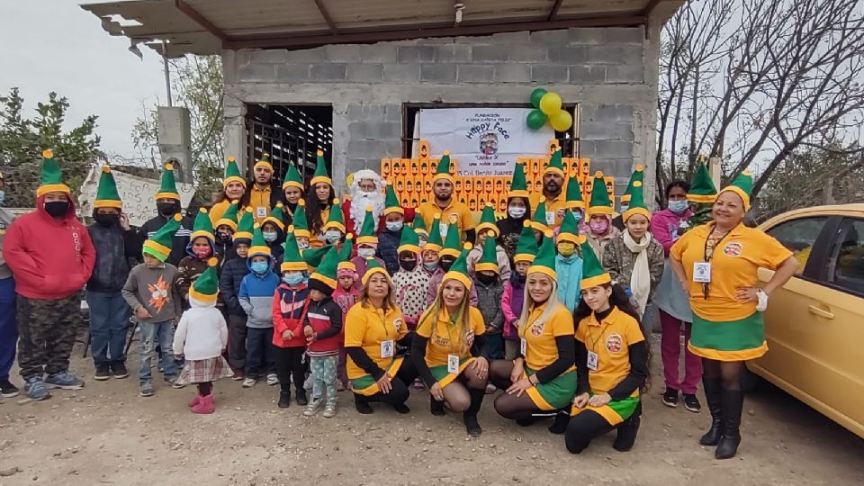 Praderas del Pedregal y Los Artistas fueron visitadas por Papá Noel.