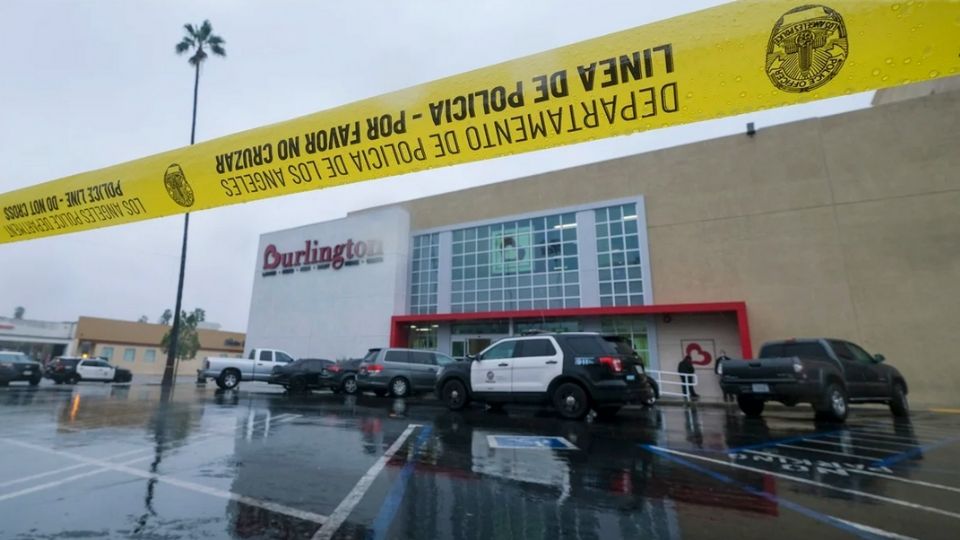 En una tienda en Los Ángeles una menor se probaba vestidos para su quinceañera.