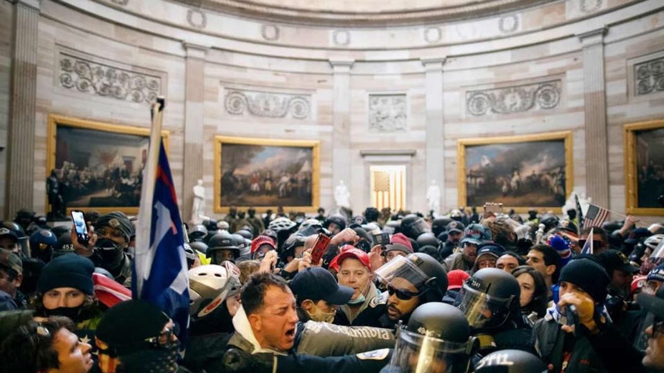 Los partidarios de Donald Trump enfrentándose violentamente con la policía en el Capitolio