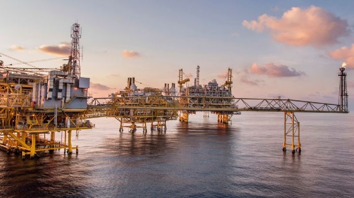 México busca la autosuficiencia; cerrará la llave de petróleo al exterior.