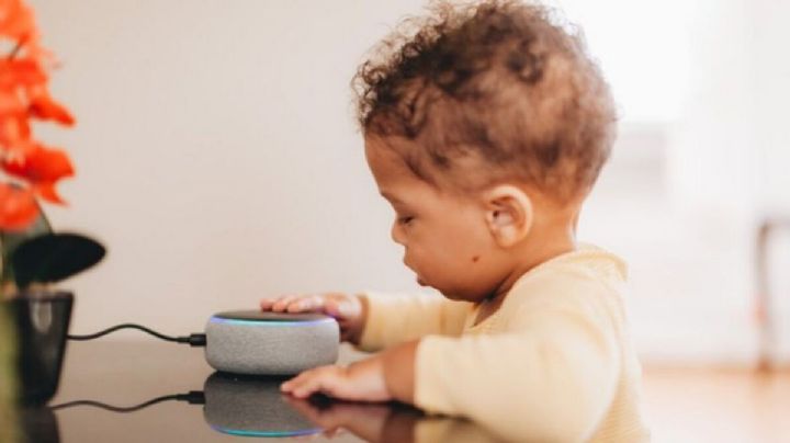 Alexa la asistente de voz desafió a una niña a tocar la corriente de luz, Amazon renovó su configuración