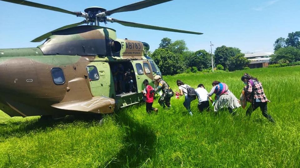 Los militares salvaron a una familia que navegaba sin rumbo y que quedó rodeada por cocodrilos