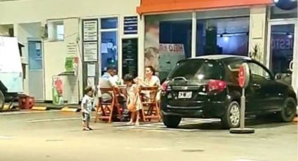 Generosidad nivel: Familia comparte cena de Navidad con un trabajador en Nochebuena