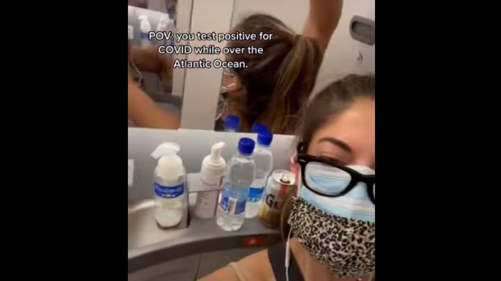 Mujer se encierra en el baño de un avión tras dar positivo a prueba covid-19