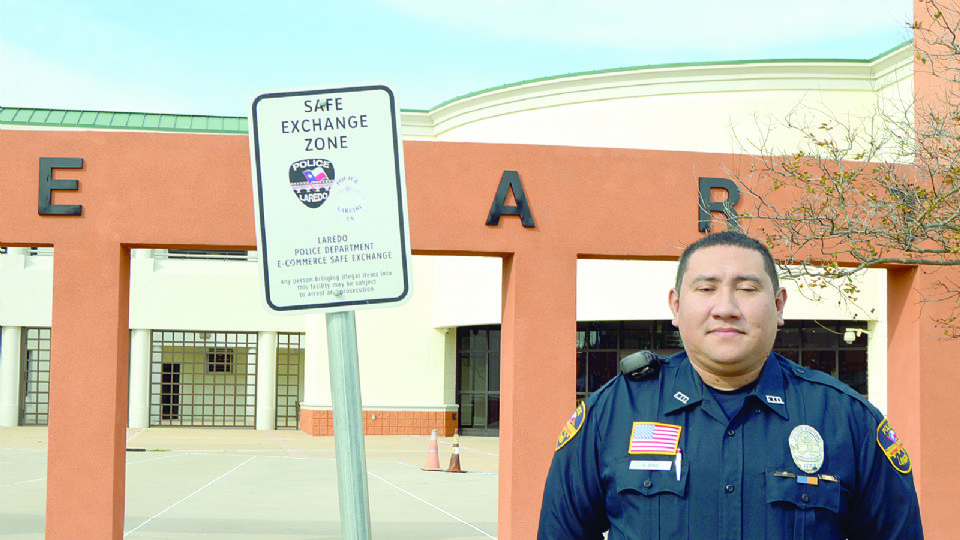 Emanuel Díaz, policía de Laredo, dijo que en el cuartel de la corporación, en el de Bomberos, así como en el Anexo del Ayuntamiento, hay zonas segura de intercambio comercial.