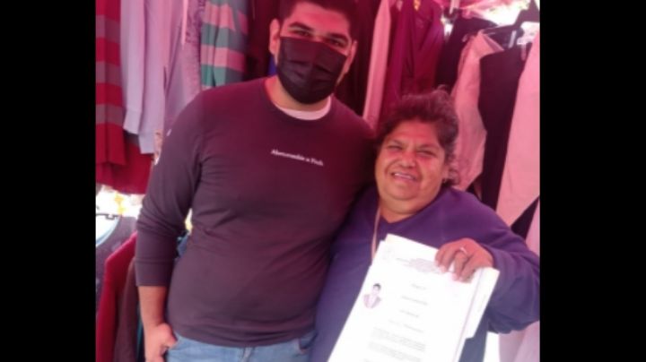 Joven termina sus estudios gracias a puesto ambulante de su madre