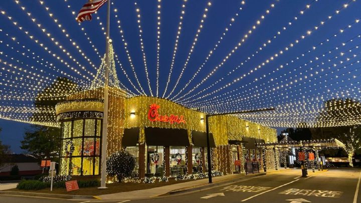¡Sorprendente! Chick-fil-A de Georgia adorna sucursal con 500 mil luces navideñas