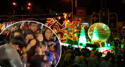 (Video)Se agarran de los pelos en pleno desfile navideño; tres mujeres con bebés en barzos arman riña