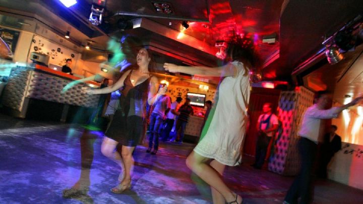 Francia prohíbe bailar por covid; ordena cierre de discotecas