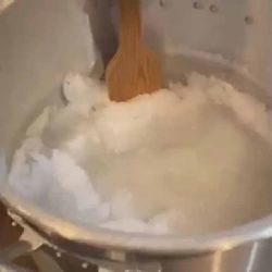 ¿Sin servicio de agua? No hay problema, madre de Louisiana se vuelve viral con su ‘baño de nieve’