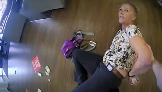 Galveston: arrestan con violencia a abuelita por negarse a usar cubrebocas en un banco VIDEO