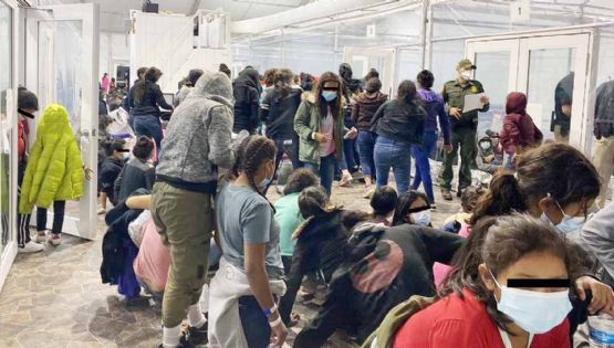 Centro para migrantes en Texas se encuentra en máxima saturación