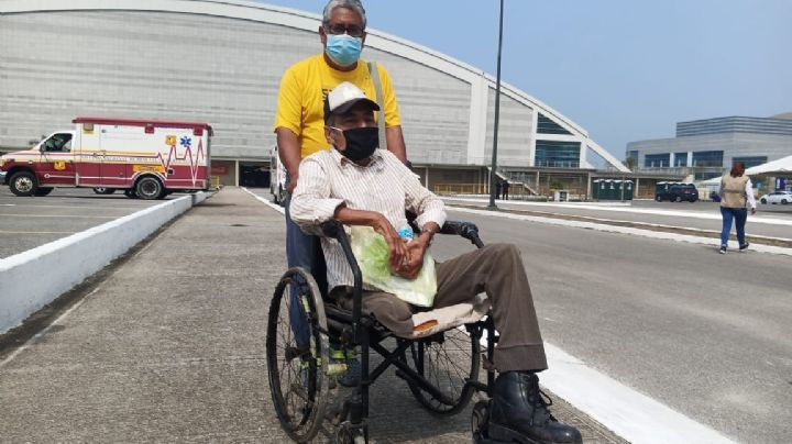 Abuelito llega en silla de ruedas para vacunación en Drive Thru