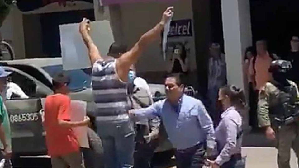 SIlvano Aureoles empujó al maestro protestante