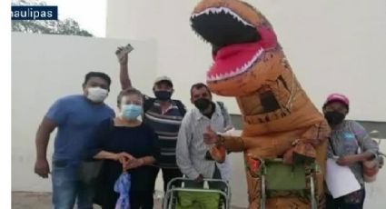 Acompaña a su mamá a vacunarse disfrazado de dinosaurio